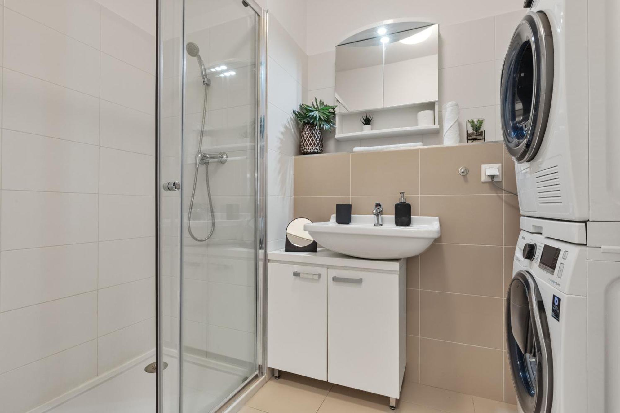 Lam Safari - Balcony - Ac - Free Parking Apartment บราติสลาวา ภายนอก รูปภาพ