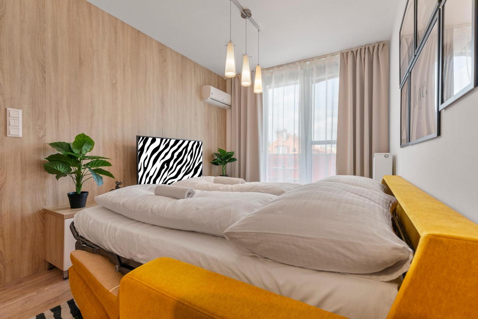 Lam Safari - Balcony - Ac - Free Parking Apartment บราติสลาวา ภายนอก รูปภาพ