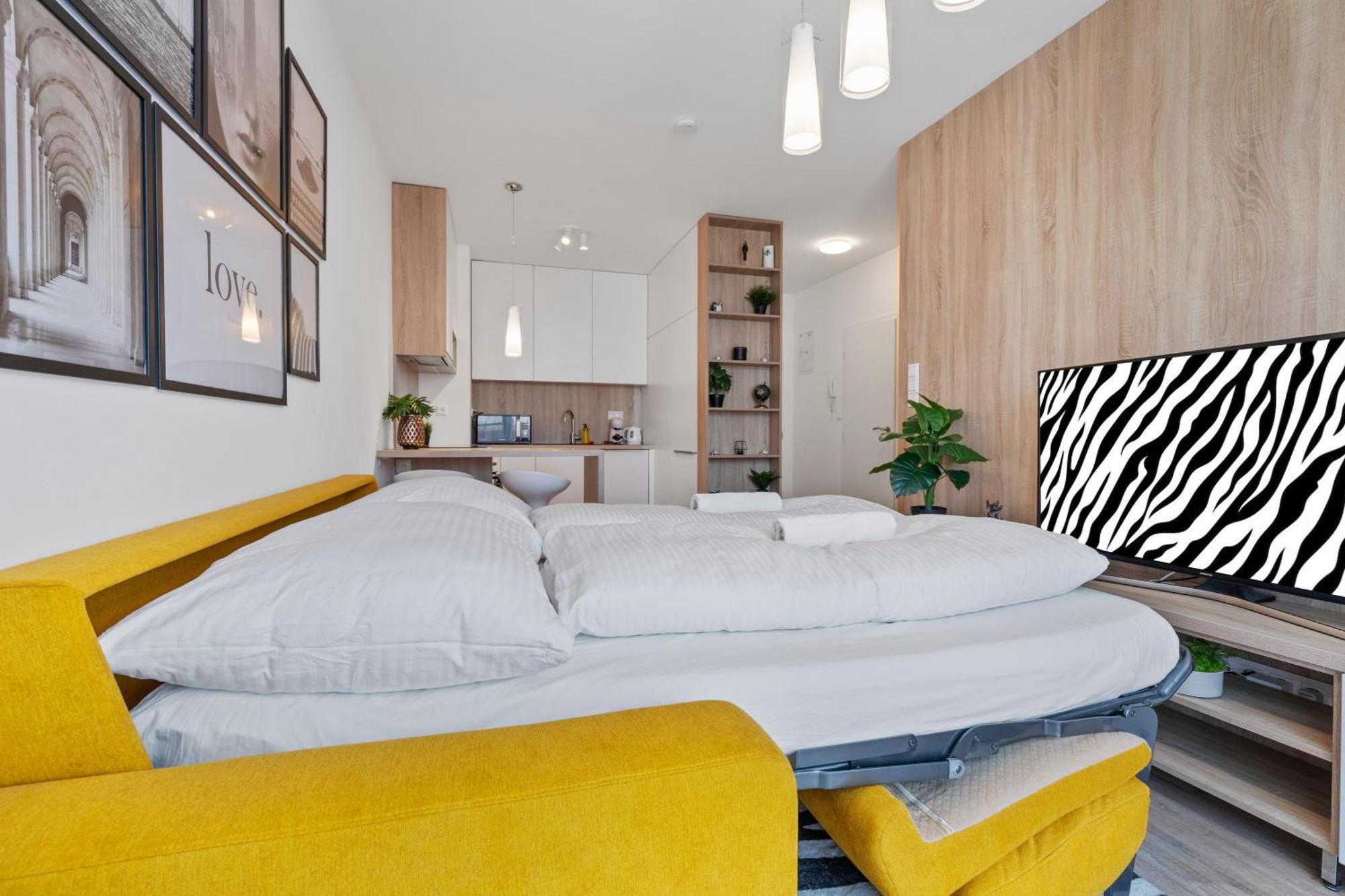 Lam Safari - Balcony - Ac - Free Parking Apartment บราติสลาวา ภายนอก รูปภาพ